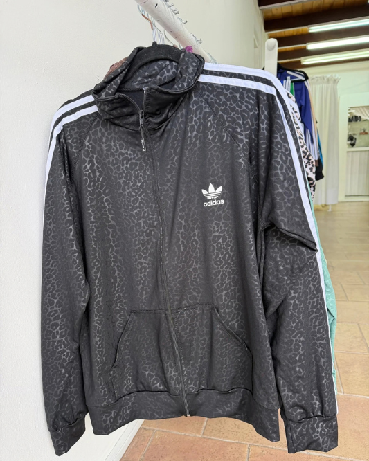 Campera negra con base print